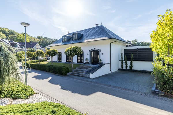 Foto - Te koop: Op een schitterende en rustige locatie in de geliefde villawijk "Moltbos" staat deze stijlvolle, vrijstaande villa met een uitzonderlijk royaal woonoppervlak.